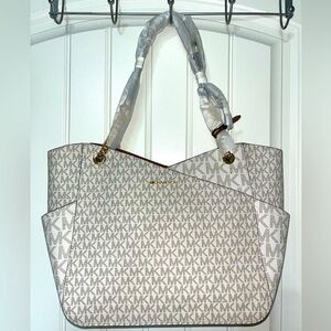 NWOT MK Jet Set Travel Large Chain Shoulder Tote Vanilla MK Signature Logo